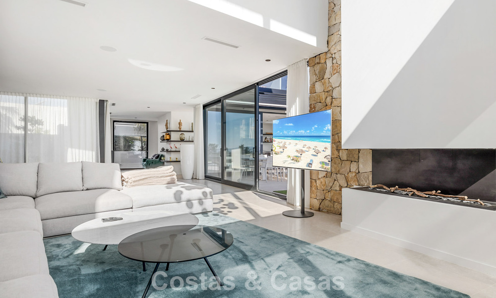 Villa moderne prête à emménager à vendre, en bordure du terrain de golf dans un quartier recherché de Marbella - Benahavis 778674
