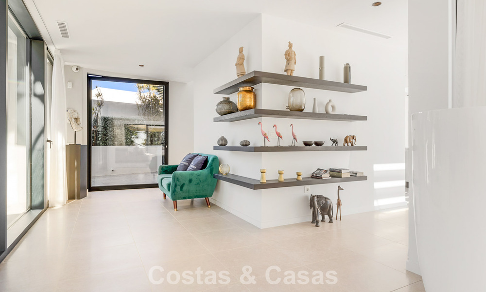 Villa moderne prête à emménager à vendre, en bordure du terrain de golf dans un quartier recherché de Marbella - Benahavis 778675