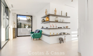 Villa moderne prête à emménager à vendre, en bordure du terrain de golf dans un quartier recherché de Marbella - Benahavis 778675 