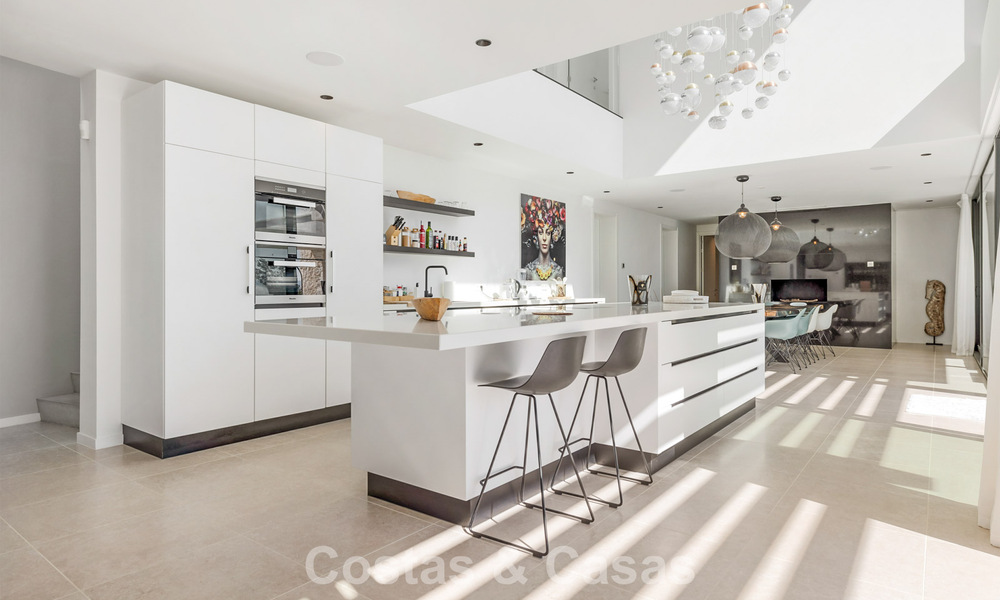 Villa moderne prête à emménager à vendre, en bordure du terrain de golf dans un quartier recherché de Marbella - Benahavis 778679