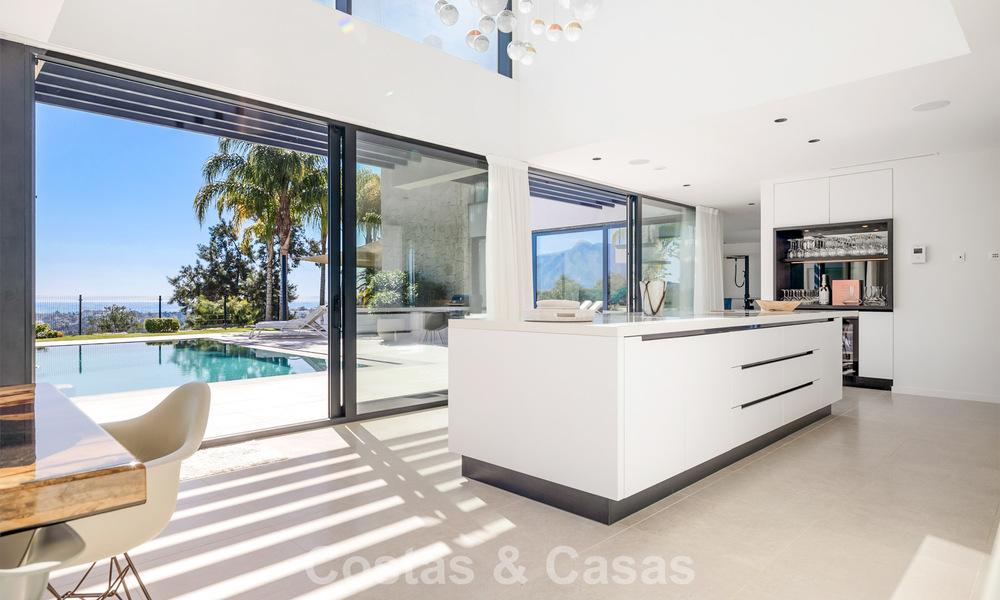 Villa moderne prête à emménager à vendre, en bordure du terrain de golf dans un quartier recherché de Marbella - Benahavis 778680
