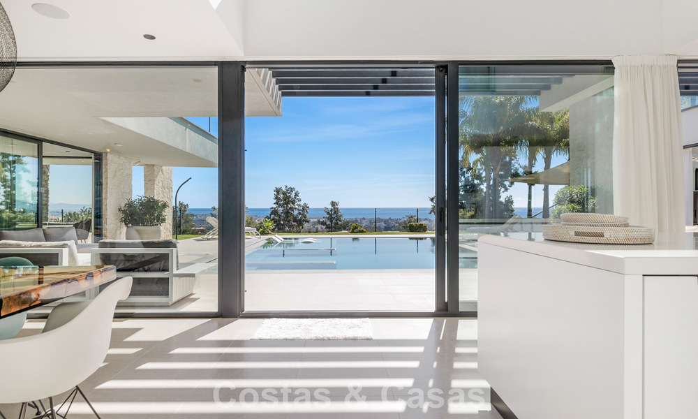 Villa moderne prête à emménager à vendre, en bordure du terrain de golf dans un quartier recherché de Marbella - Benahavis 778681
