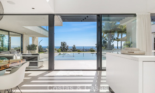 Villa moderne prête à emménager à vendre, en bordure du terrain de golf dans un quartier recherché de Marbella - Benahavis 778681 