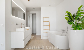 Villa moderne prête à emménager à vendre, en bordure du terrain de golf dans un quartier recherché de Marbella - Benahavis 778684 