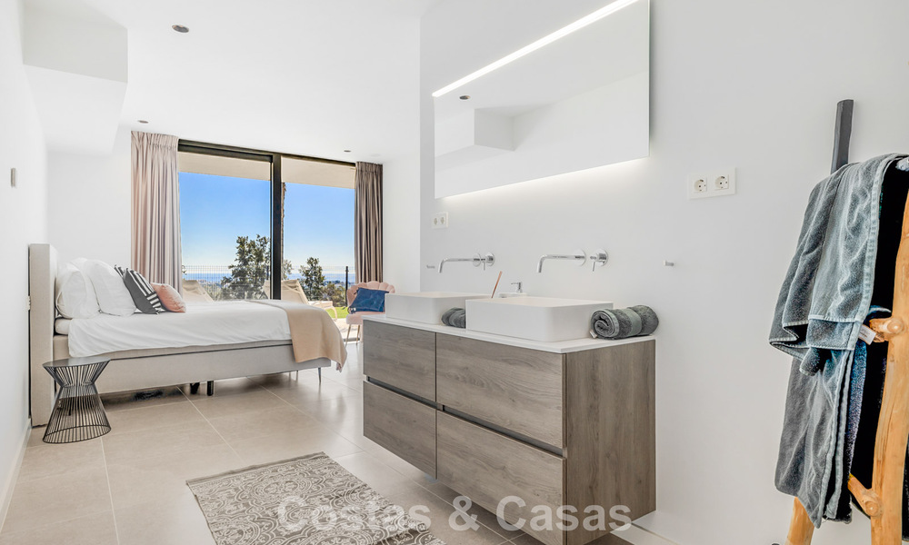 Villa moderne prête à emménager à vendre, en bordure du terrain de golf dans un quartier recherché de Marbella - Benahavis 778686