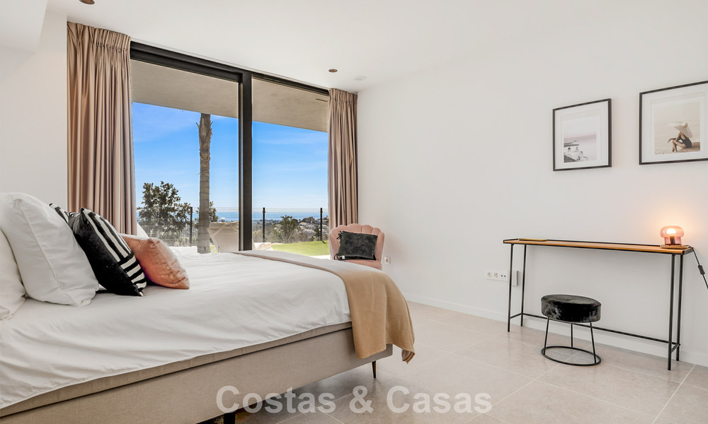Villa moderne prête à emménager à vendre, en bordure du terrain de golf dans un quartier recherché de Marbella - Benahavis 778687