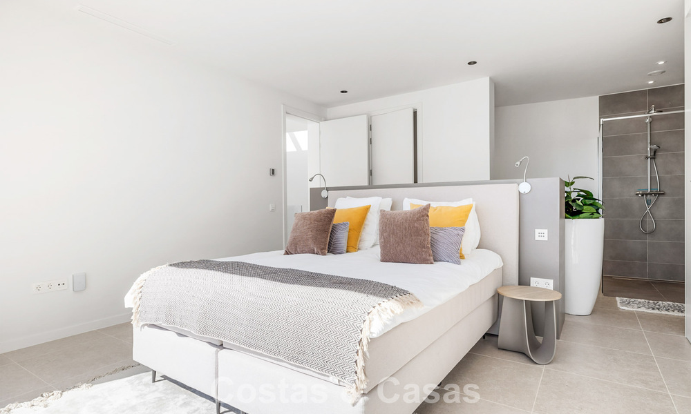 Villa moderne prête à emménager à vendre, en bordure du terrain de golf dans un quartier recherché de Marbella - Benahavis 778694