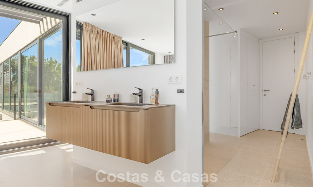 Villa moderne prête à emménager à vendre, en bordure du terrain de golf dans un quartier recherché de Marbella - Benahavis 778701