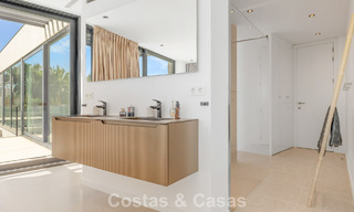 Villa moderne prête à emménager à vendre, en bordure du terrain de golf dans un quartier recherché de Marbella - Benahavis 778701 