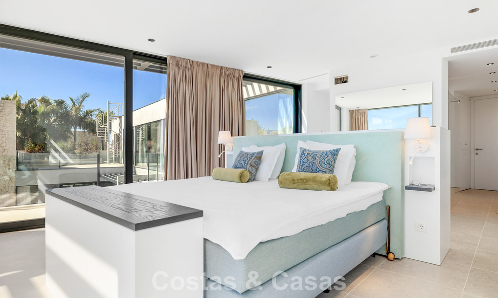 Villa moderne prête à emménager à vendre, en bordure du terrain de golf dans un quartier recherché de Marbella - Benahavis 778702