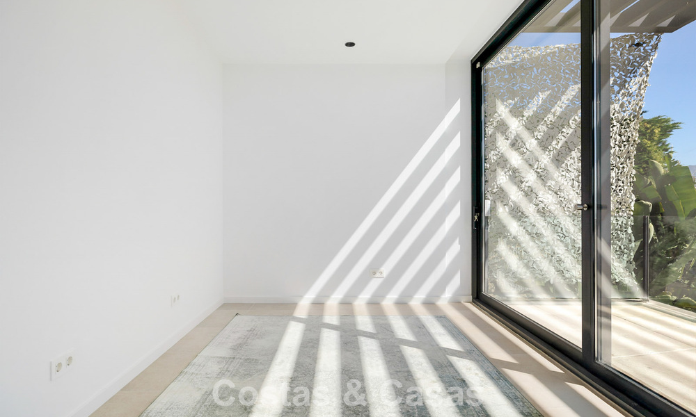 Villa moderne prête à emménager à vendre, en bordure du terrain de golf dans un quartier recherché de Marbella - Benahavis 778703