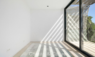 Villa moderne prête à emménager à vendre, en bordure du terrain de golf dans un quartier recherché de Marbella - Benahavis 778703 
