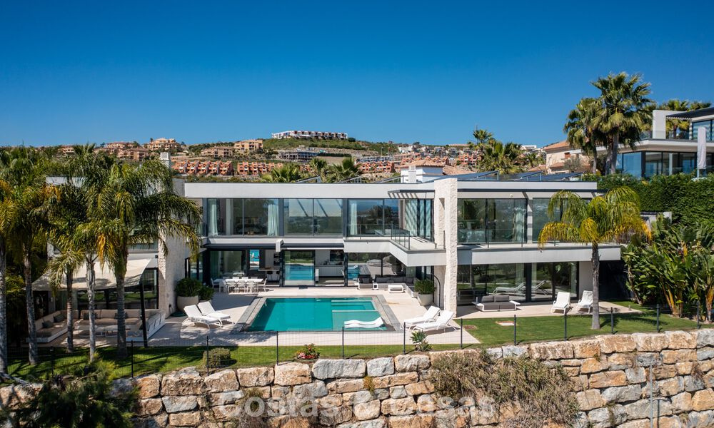 Villa moderne prête à emménager à vendre, en bordure du terrain de golf dans un quartier recherché de Marbella - Benahavis 778705