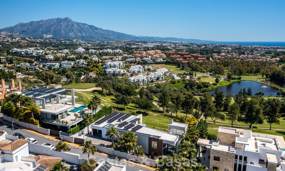 Villa moderne prête à emménager à vendre, en bordure du terrain de golf dans un quartier recherché de Marbella - Benahavis 778707