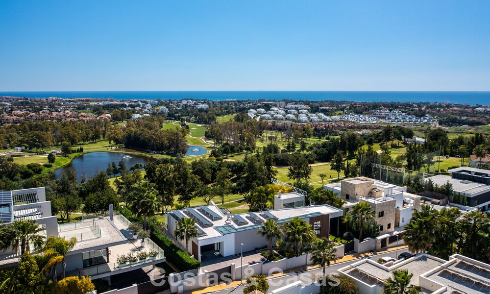 Villa moderne prête à emménager à vendre, en bordure du terrain de golf dans un quartier recherché de Marbella - Benahavis 778708