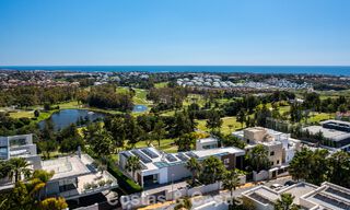 Villa moderne prête à emménager à vendre, en bordure du terrain de golf dans un quartier recherché de Marbella - Benahavis 778708 