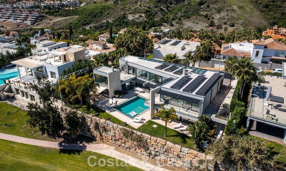Villa moderne prête à emménager à vendre, en bordure du terrain de golf dans un quartier recherché de Marbella - Benahavis 778709