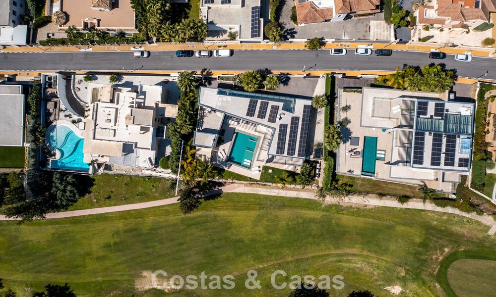 Villa moderne prête à emménager à vendre, en bordure du terrain de golf dans un quartier recherché de Marbella - Benahavis 778710