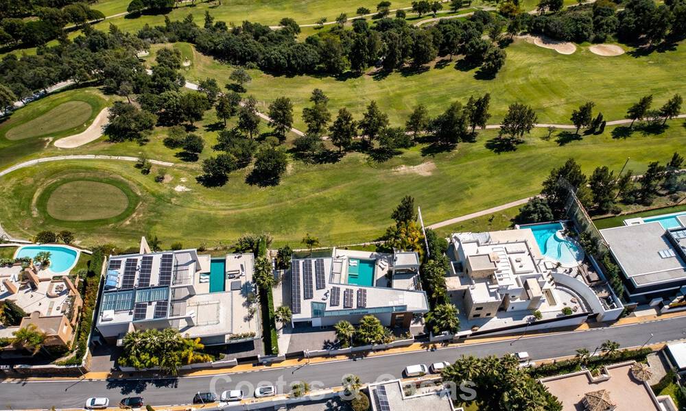 Villa moderne prête à emménager à vendre, en bordure du terrain de golf dans un quartier recherché de Marbella - Benahavis 778711