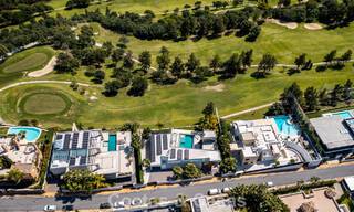 Villa moderne prête à emménager à vendre, en bordure du terrain de golf dans un quartier recherché de Marbella - Benahavis 778711 