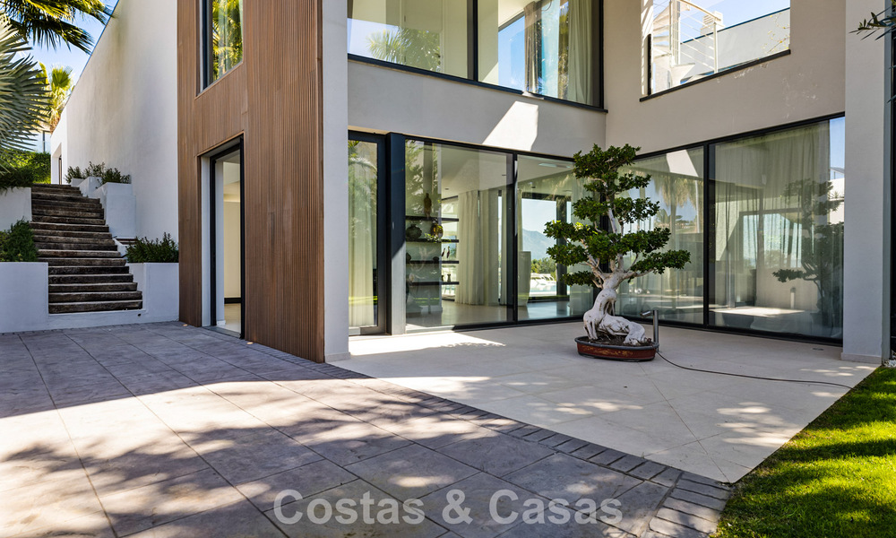 Villa moderne prête à emménager à vendre, en bordure du terrain de golf dans un quartier recherché de Marbella - Benahavis 778712