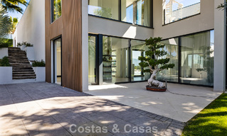 Villa moderne prête à emménager à vendre, en bordure du terrain de golf dans un quartier recherché de Marbella - Benahavis 778712 