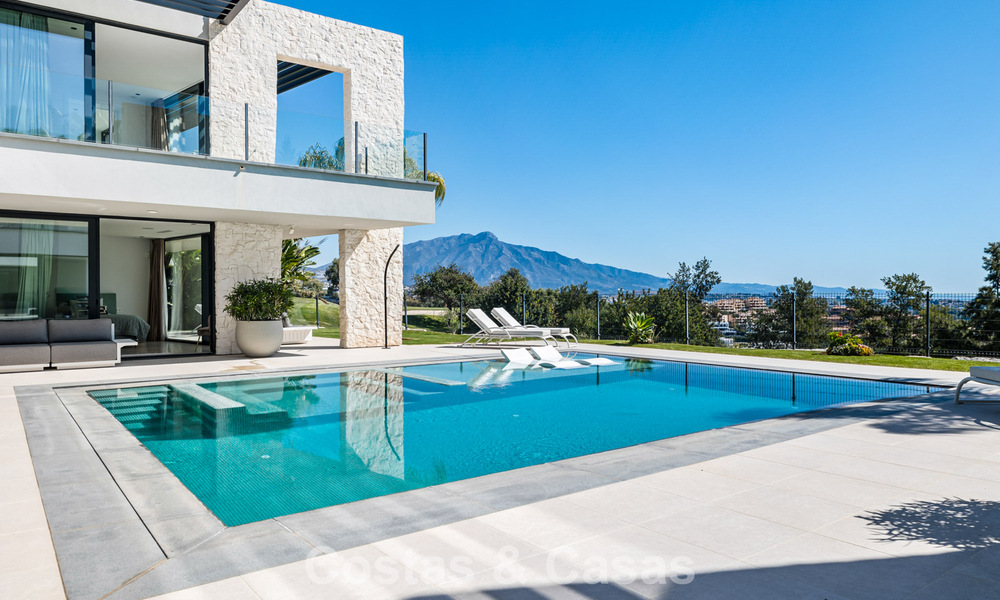 Villa moderne prête à emménager à vendre, en bordure du terrain de golf dans un quartier recherché de Marbella - Benahavis 778714