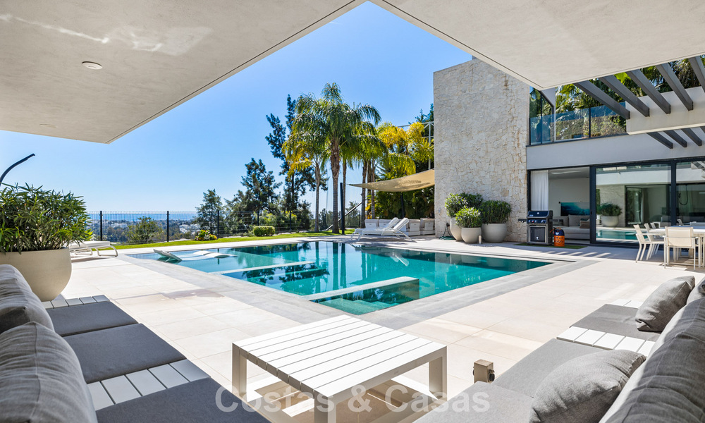 Villa moderne prête à emménager à vendre, en bordure du terrain de golf dans un quartier recherché de Marbella - Benahavis 778716