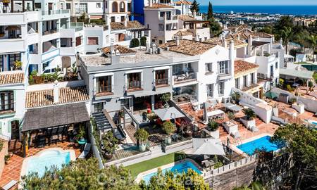 Spacieuse maison de ville à vendre avec vue sur la mer dans une urbanisation fermée dans les collines de Marbella - Benahavis 778920