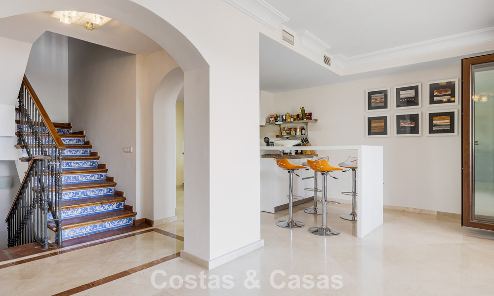 Spacieuse maison de ville à vendre avec vue sur la mer dans une urbanisation fermée dans les collines de Marbella - Benahavis 778929