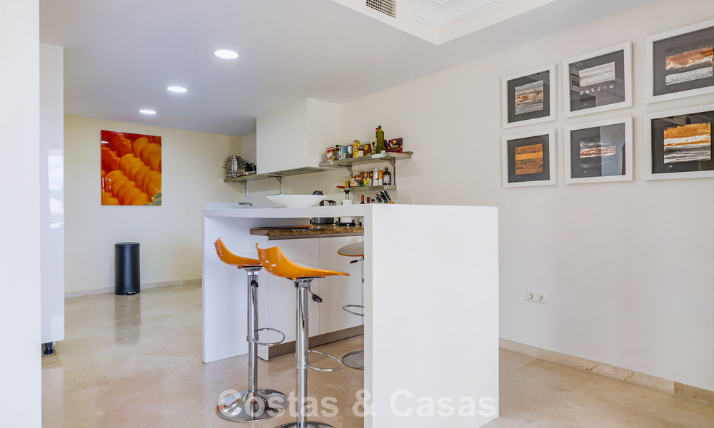 Spacieuse maison de ville à vendre avec vue sur la mer dans une urbanisation fermée dans les collines de Marbella - Benahavis 778930