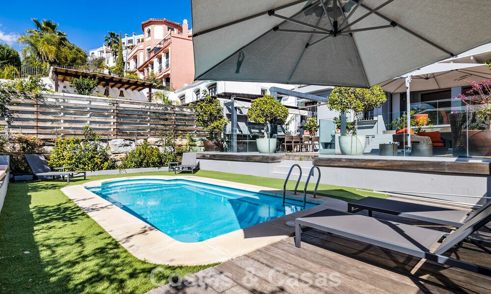 Spacieuse maison de ville à vendre avec vue sur la mer dans une urbanisation fermée dans les collines de Marbella - Benahavis 778940