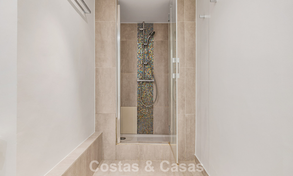 Spacieuse maison de ville à vendre avec vue sur la mer dans une urbanisation fermée dans les collines de Marbella - Benahavis 778945