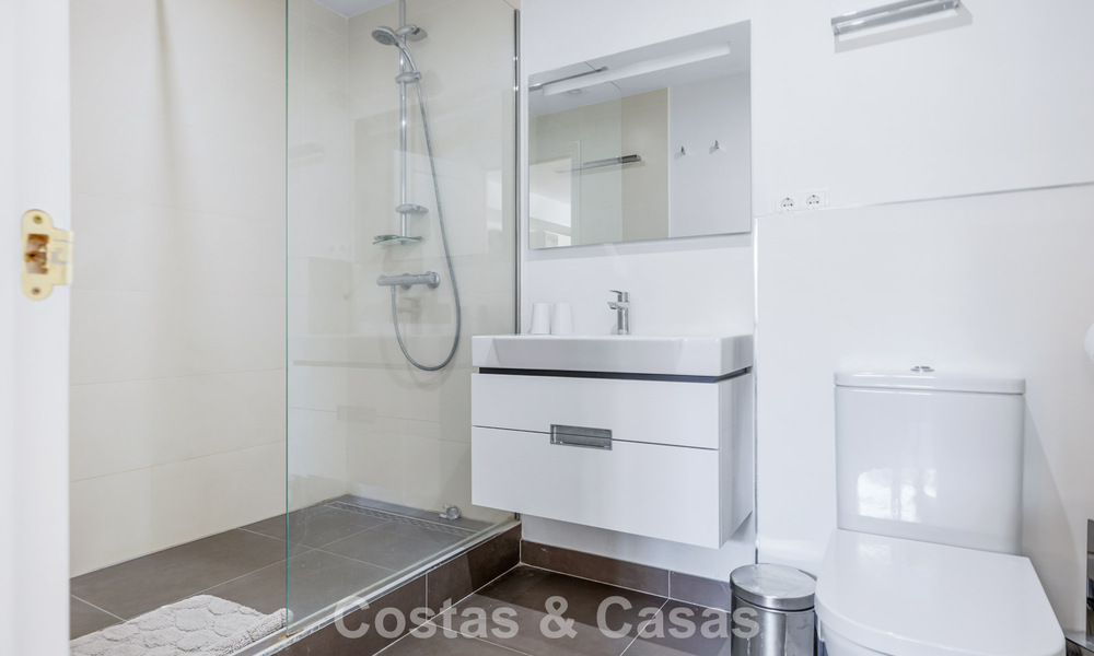 Spacieuse maison de ville à vendre avec vue sur la mer dans une urbanisation fermée dans les collines de Marbella - Benahavis 778949