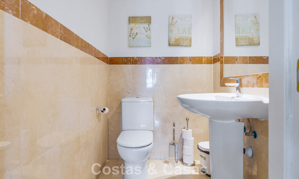 Spacieuse maison de ville à vendre avec vue sur la mer dans une urbanisation fermée dans les collines de Marbella - Benahavis 778950