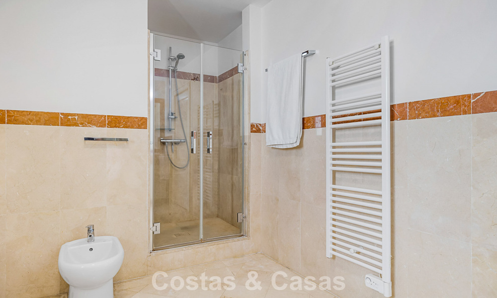 Spacieuse maison de ville à vendre avec vue sur la mer dans une urbanisation fermée dans les collines de Marbella - Benahavis 778951