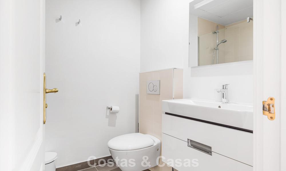 Spacieuse maison de ville à vendre avec vue sur la mer dans une urbanisation fermée dans les collines de Marbella - Benahavis 778954