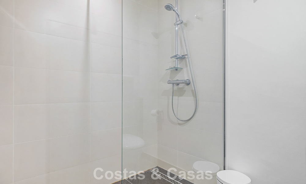 Spacieuse maison de ville à vendre avec vue sur la mer dans une urbanisation fermée dans les collines de Marbella - Benahavis 778955