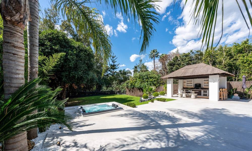 Villa de luxe contemporaine rénovée, prête à emménager, à vendre au cœur de la vallée du golf de Nueva Andalucia, Marbella 778822
