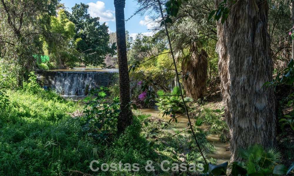 Villa de luxe contemporaine rénovée, prête à emménager, à vendre au cœur de la vallée du golf de Nueva Andalucia, Marbella 778824