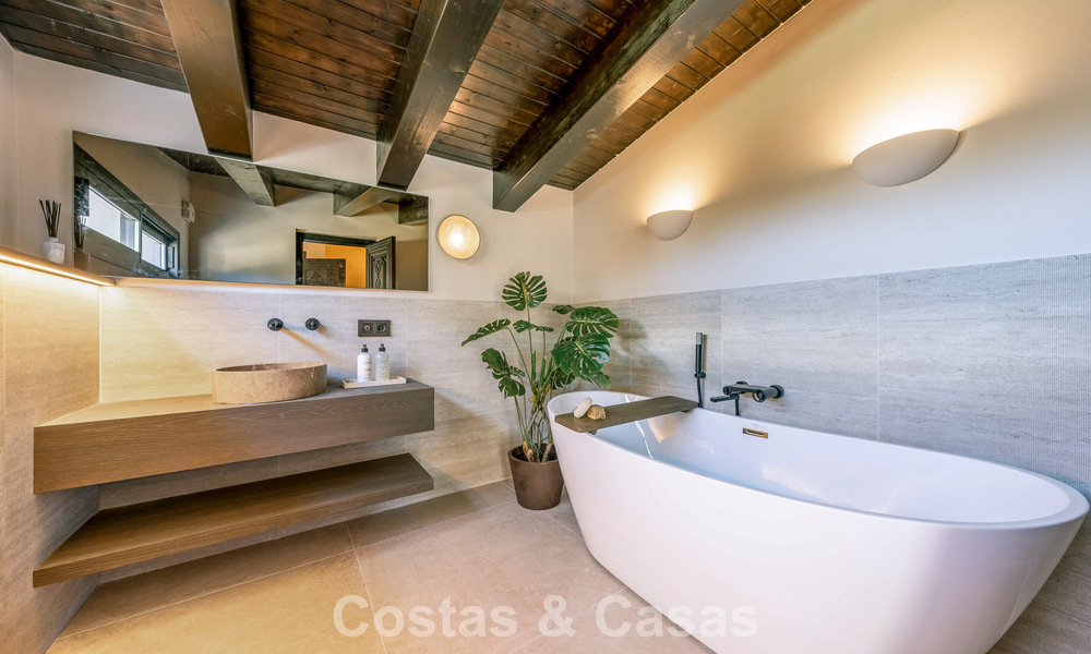Villa de luxe contemporaine rénovée, prête à emménager, à vendre au cœur de la vallée du golf de Nueva Andalucia, Marbella 778854