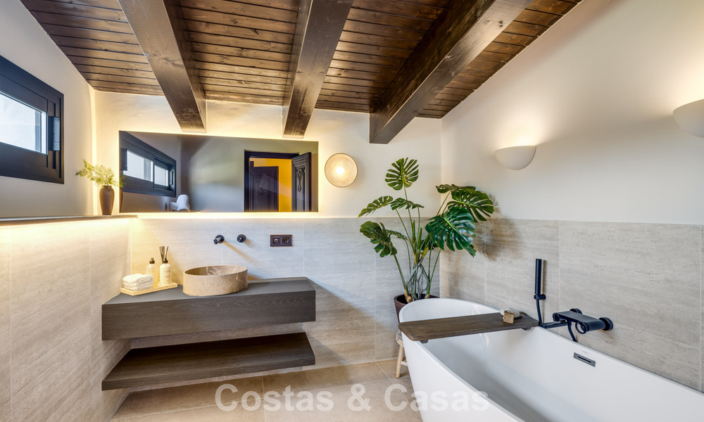 Villa de luxe contemporaine rénovée, prête à emménager, à vendre au cœur de la vallée du golf de Nueva Andalucia, Marbella 796789