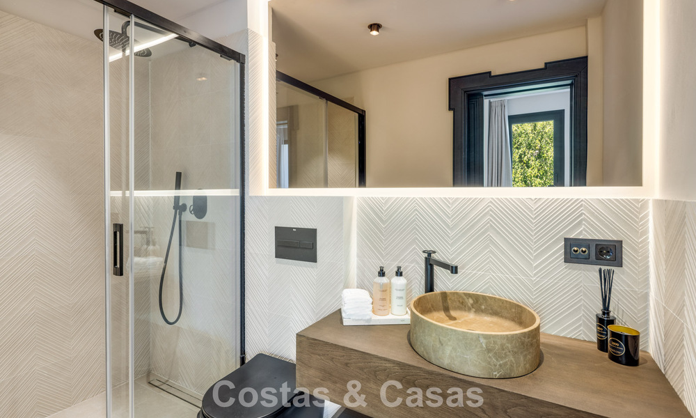 Villa de luxe contemporaine rénovée, prête à emménager, à vendre au cœur de la vallée du golf de Nueva Andalucia, Marbella 796791