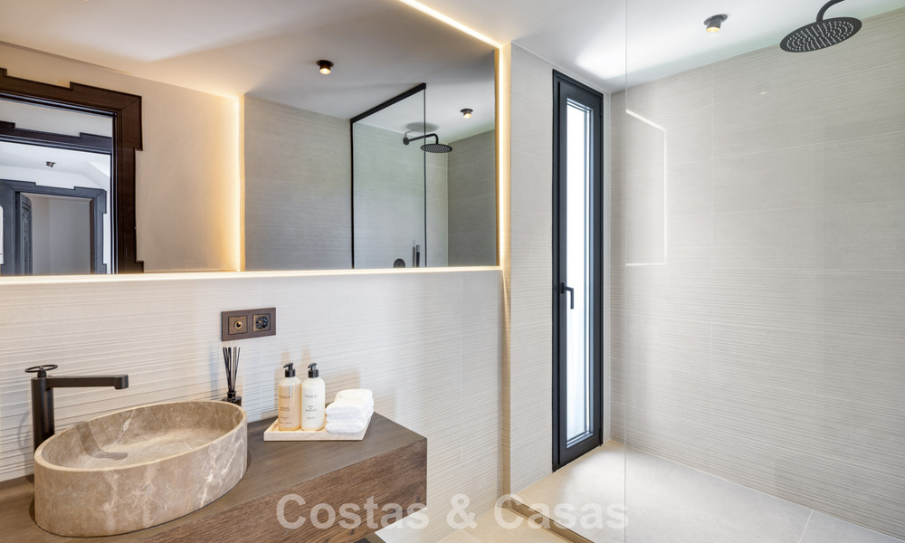 Villa de luxe contemporaine rénovée, prête à emménager, à vendre au cœur de la vallée du golf de Nueva Andalucia, Marbella 796792