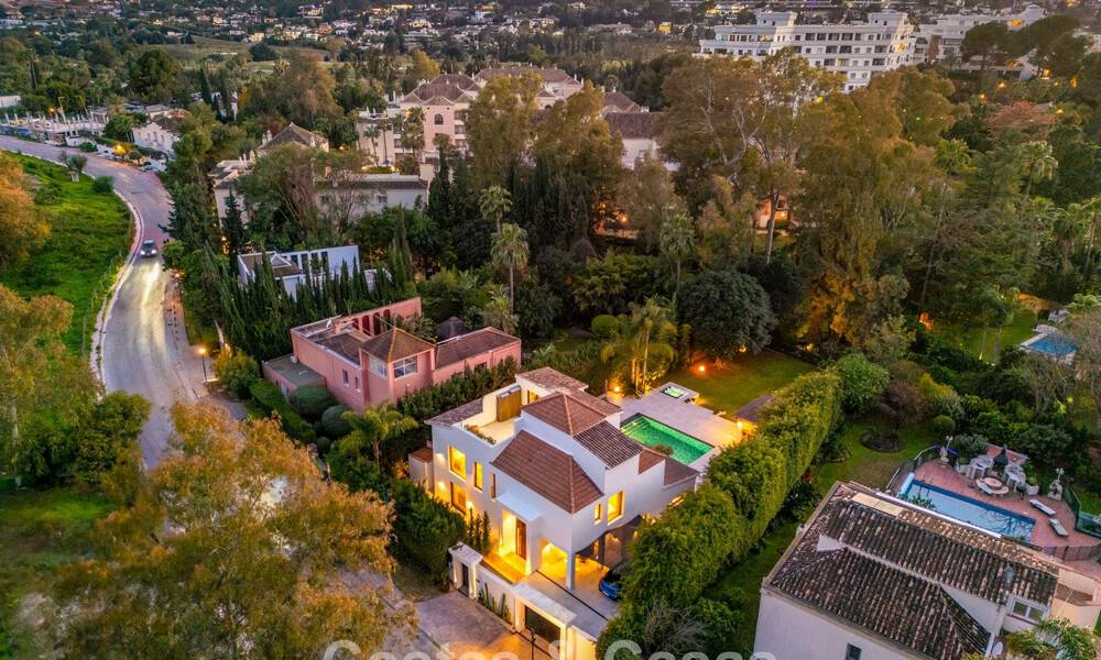 Villa de luxe contemporaine rénovée, prête à emménager, à vendre au cœur de la vallée du golf de Nueva Andalucia, Marbella 796808