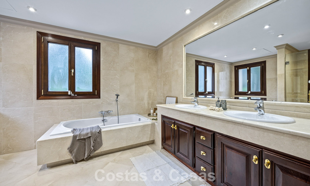 Villa luxueuse à l'architecture unique à vendre entourée de terrains de golf à Benahavis - Marbella 778870