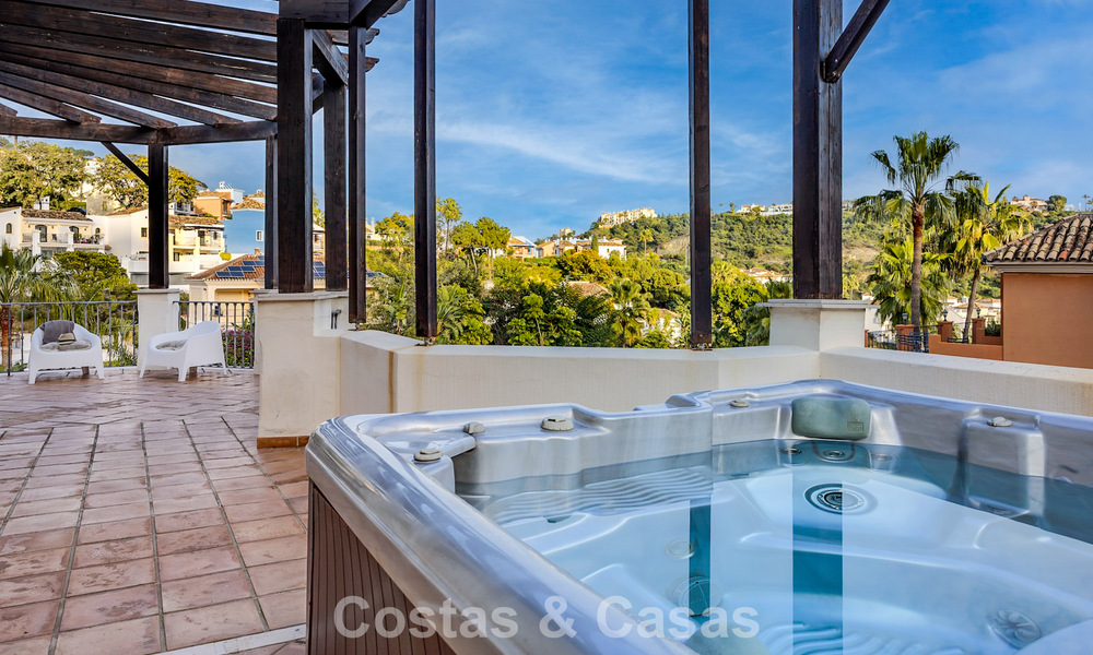 Villa luxueuse à l'architecture unique à vendre entourée de terrains de golf à Benahavis - Marbella 778893