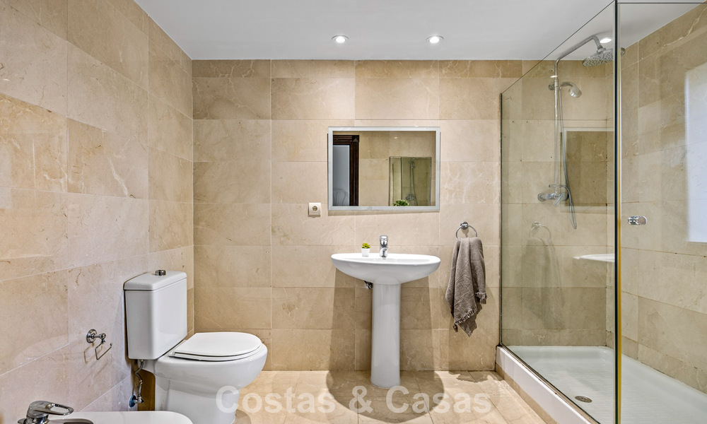 Villa luxueuse à l'architecture unique à vendre entourée de terrains de golf à Benahavis - Marbella 778897