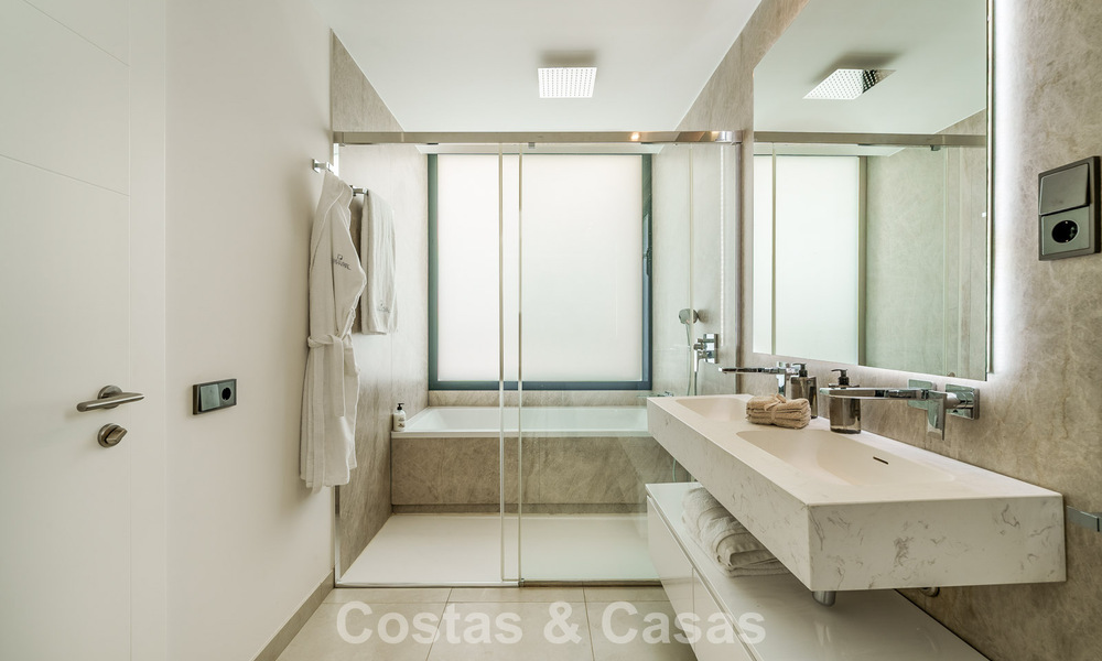 Maison de luxe prête à emménager à vendre à distance de marche de la plage et de Puerto Banus, Marbella 779250