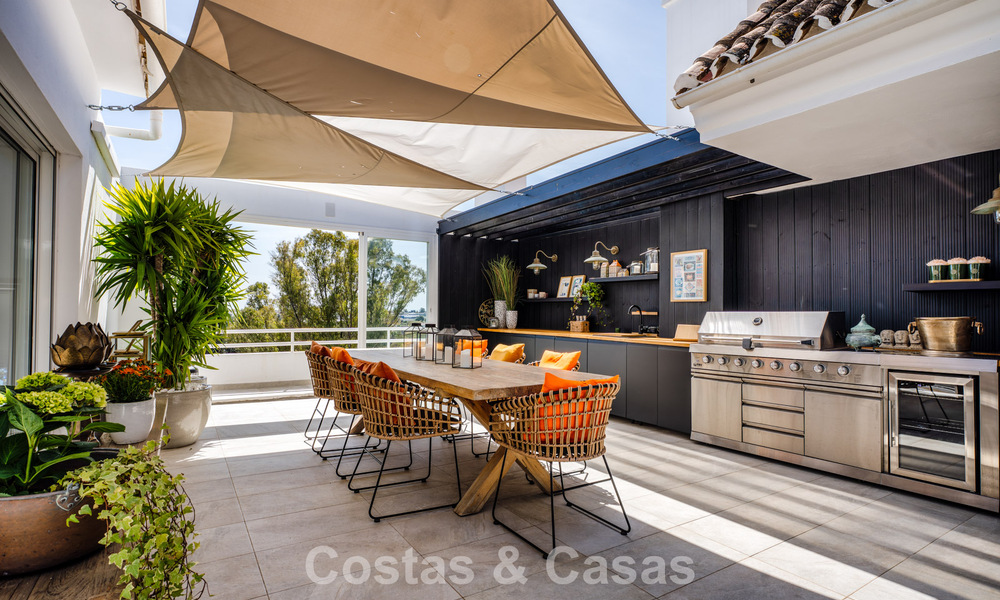 Penthouse en première ligne de golf avec vue sur le golf et la mer à vendre dans une communauté fermée de Nueva Andalucia, Marbella 779085